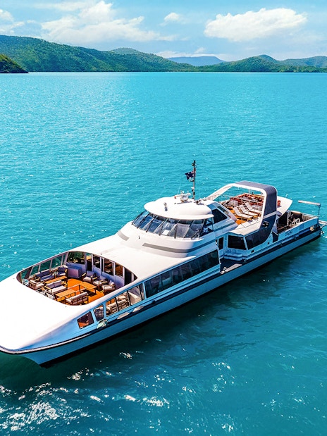Catamaran cruising in Whitsundays on ZigZag Day Tour, Australia.