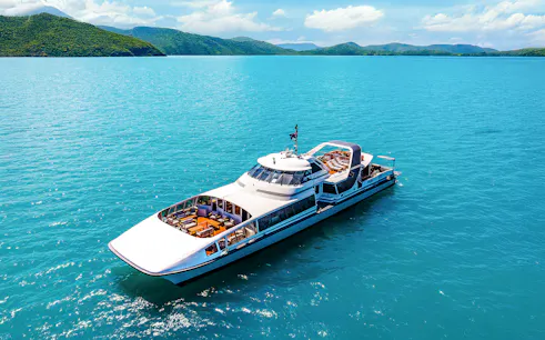 Catamaran cruising in Whitsundays on ZigZag Day Tour, Australia.