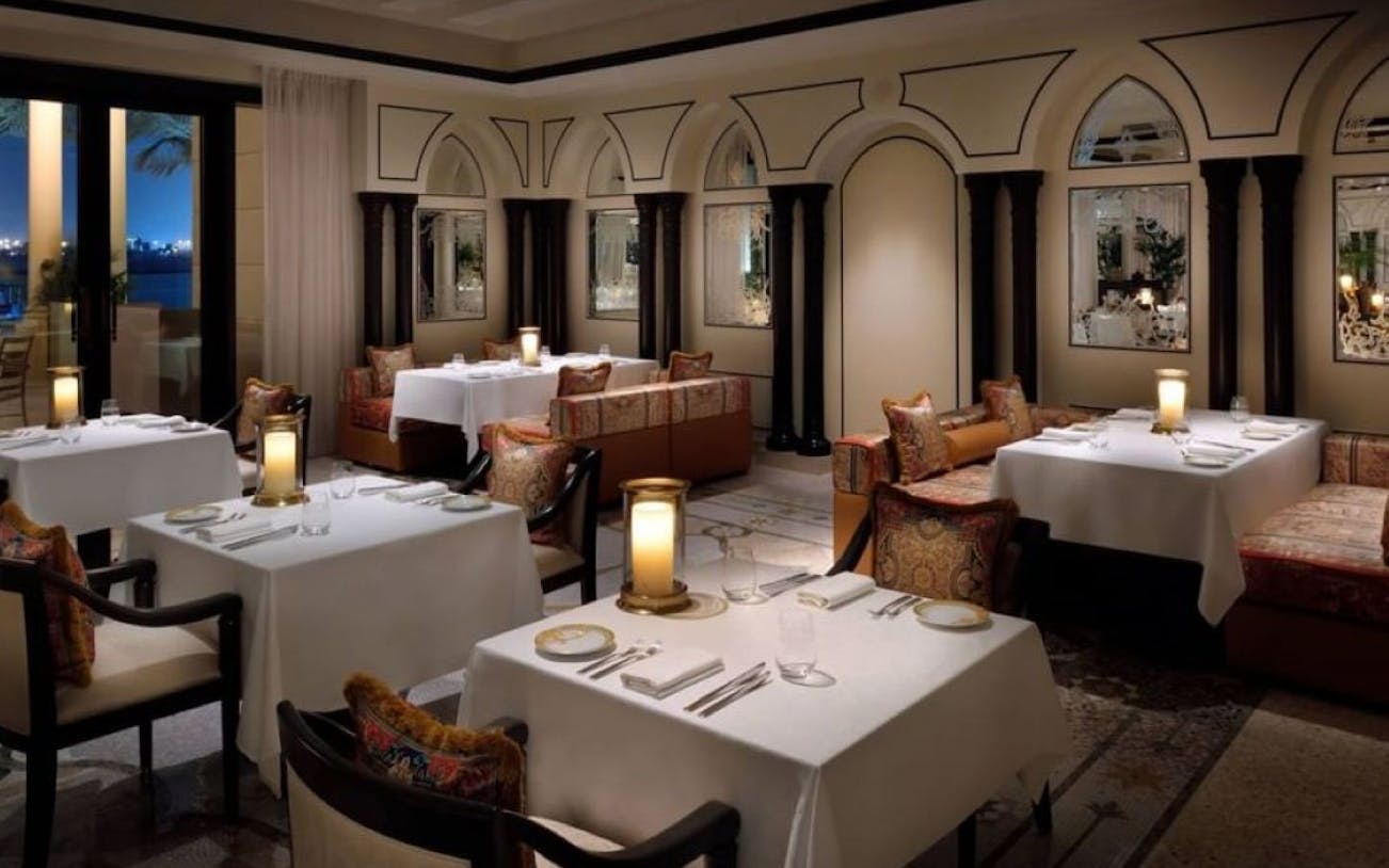 ein persisches enigma-gourmeterlebnis mit einem vom küchenchef zusammengestellten mehrgang-menü zum teilen in einem ambiente von versace-3