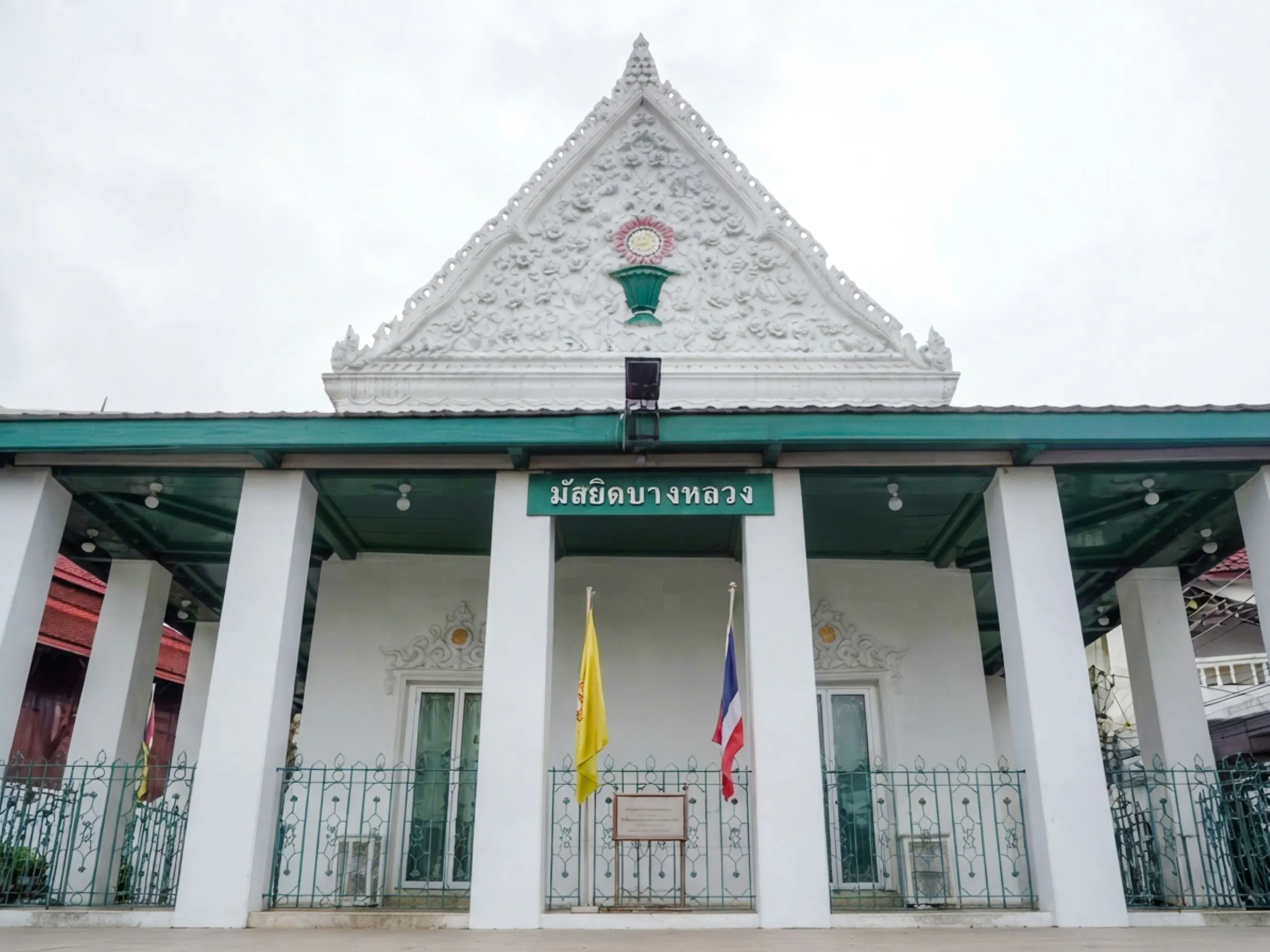 Bangkok Small-Group Three Faiths & Kudi Chin Walking Tour with Chao Phraya River Boat Ride