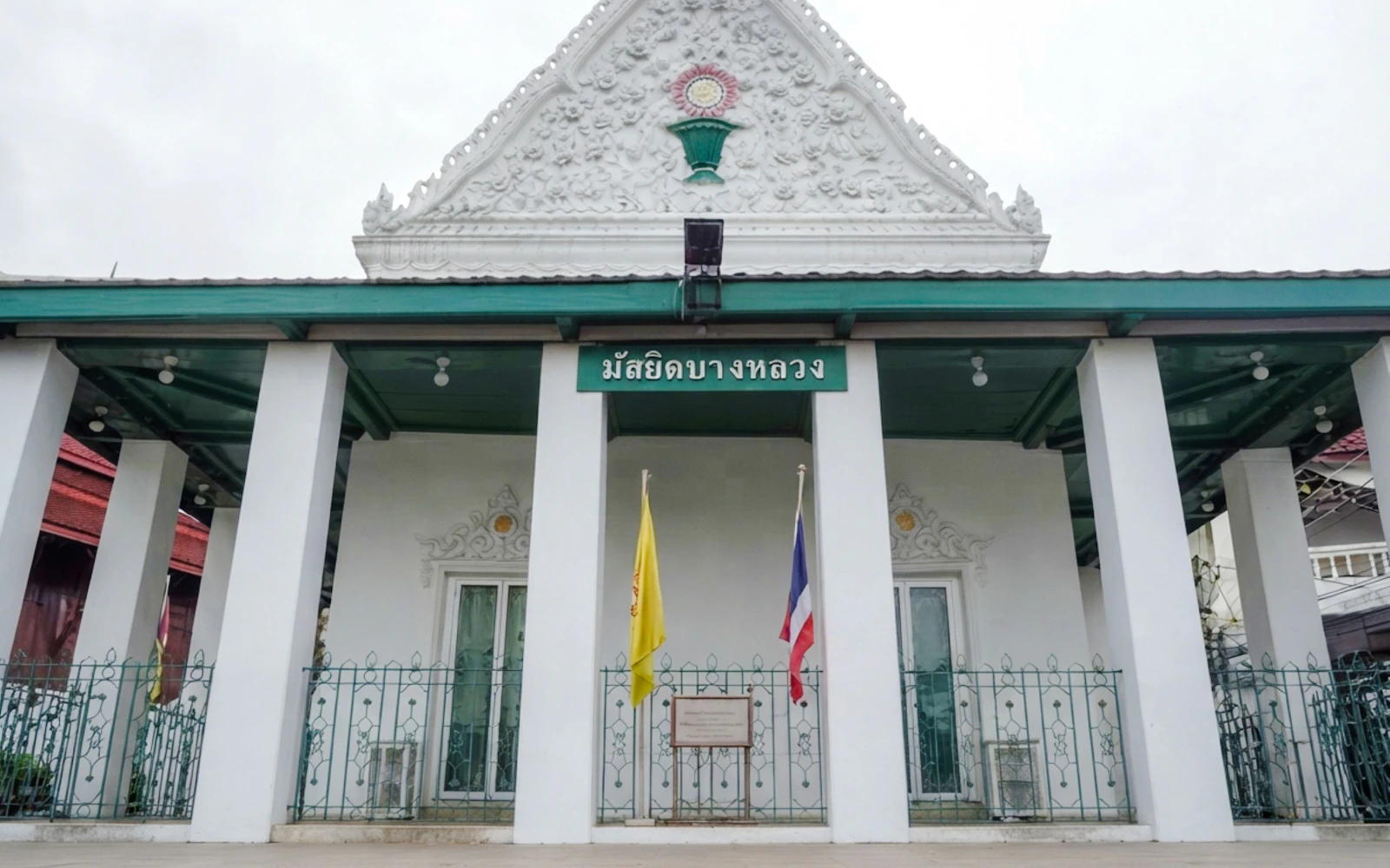 Bangkok Small-Group Three Faiths & Kudi Chin Walking Tour with Chao Phraya River Boat Ride