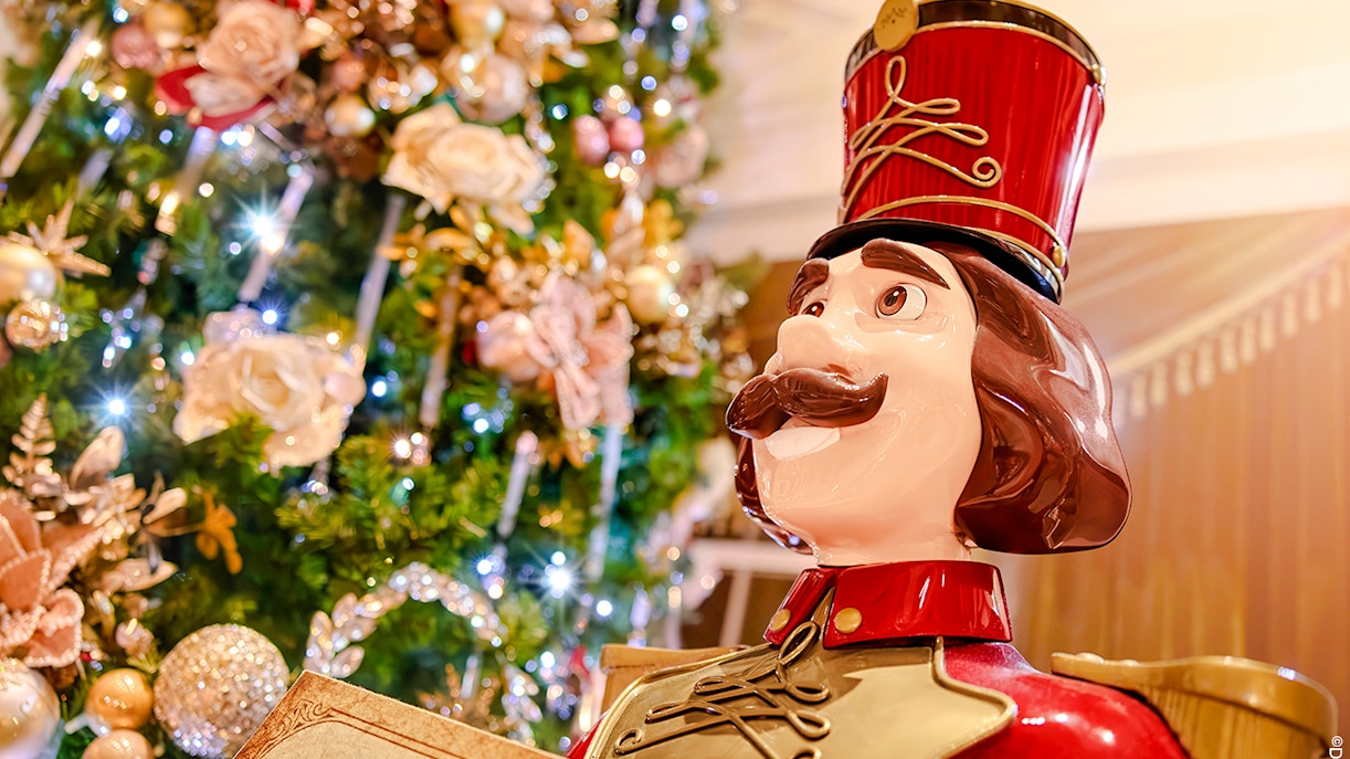 Nutcracker statue in front of a decorated Christmas tree at Disneyland Paris 2025.