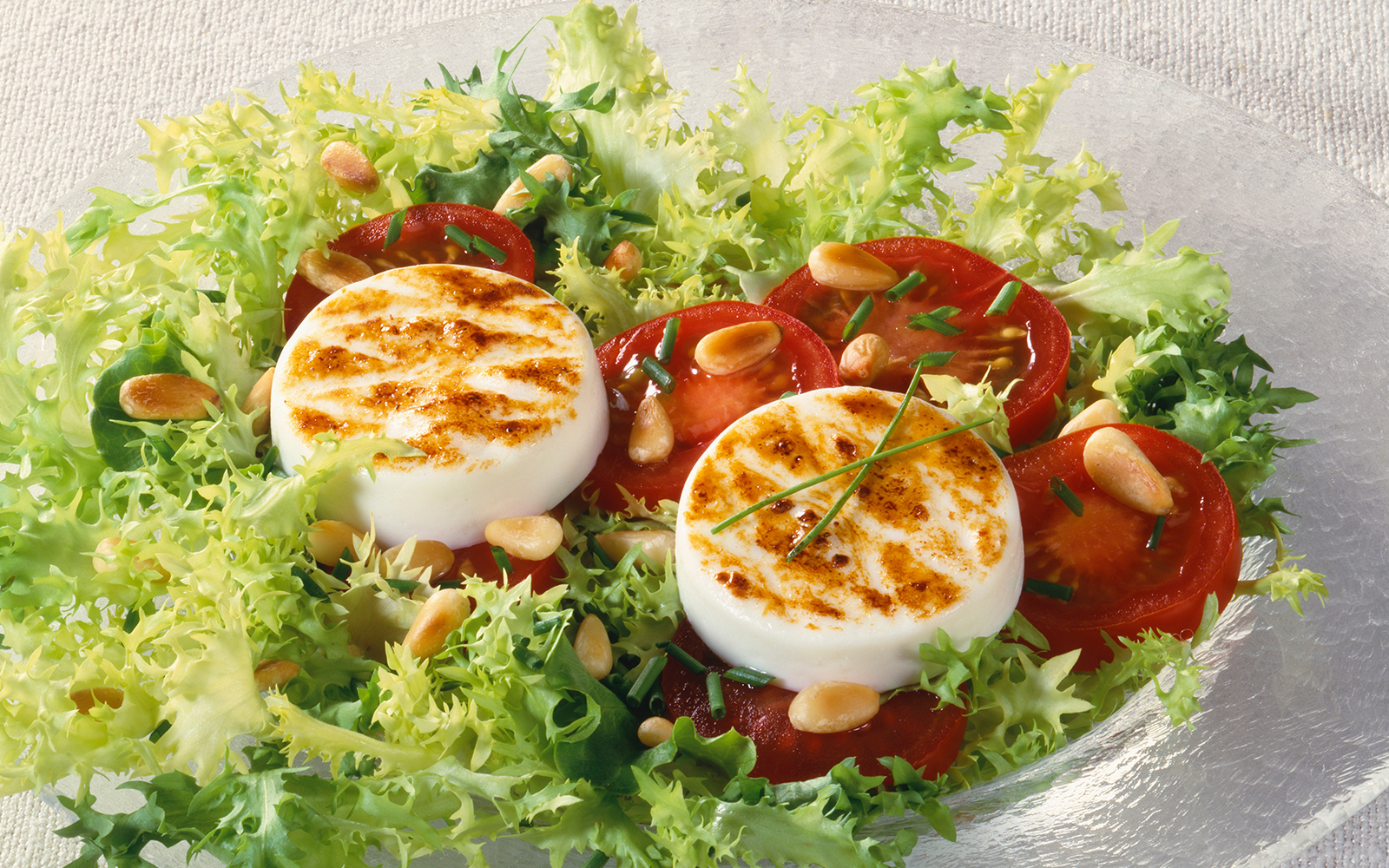 Salad with tomatoes and eggs