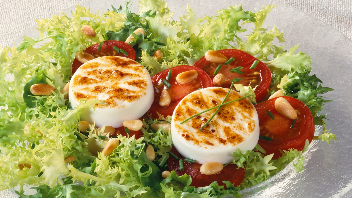 Salad with tomatoes and eggs