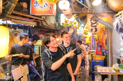 Tokyo: Shinjuku Bar Hopping Tour with All-You-Can-Drink and Dinner