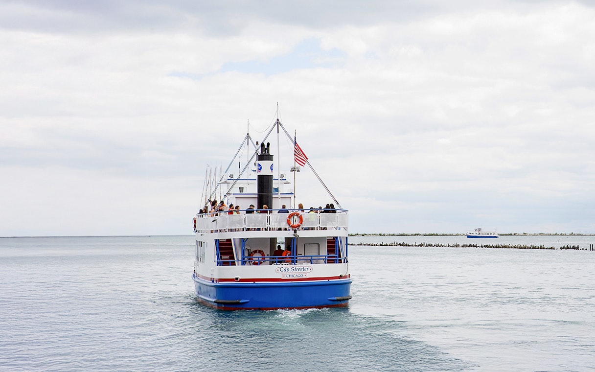 Tour boat on Lake Michigan for 30-min skyline cruise, Chicago.