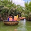 Paseo en barco con cestas de coco
