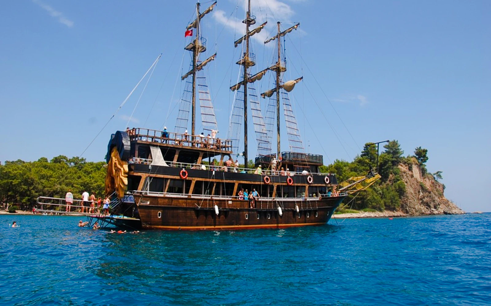 Alanya Pirate Boat Cruise with Hotel Transfer, Lunch and Soft Drinks Image 2