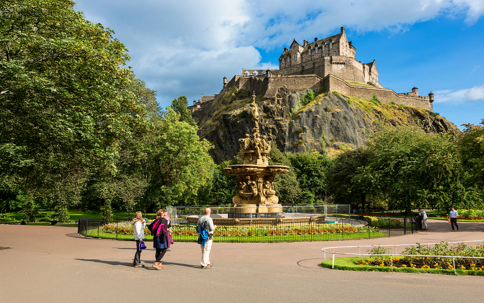 Edinburgh Castle view with Harry Potter walking tour and whiskey tasting experience.
