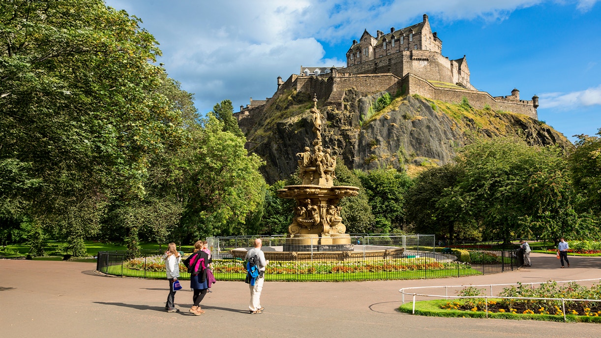 Edinburgh Castle view with Harry Potter walking tour and whiskey tasting experience.