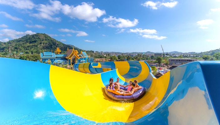 Pessoas curtindo um toboágua no parque aquático Andamanda Phuket, Tailândia.