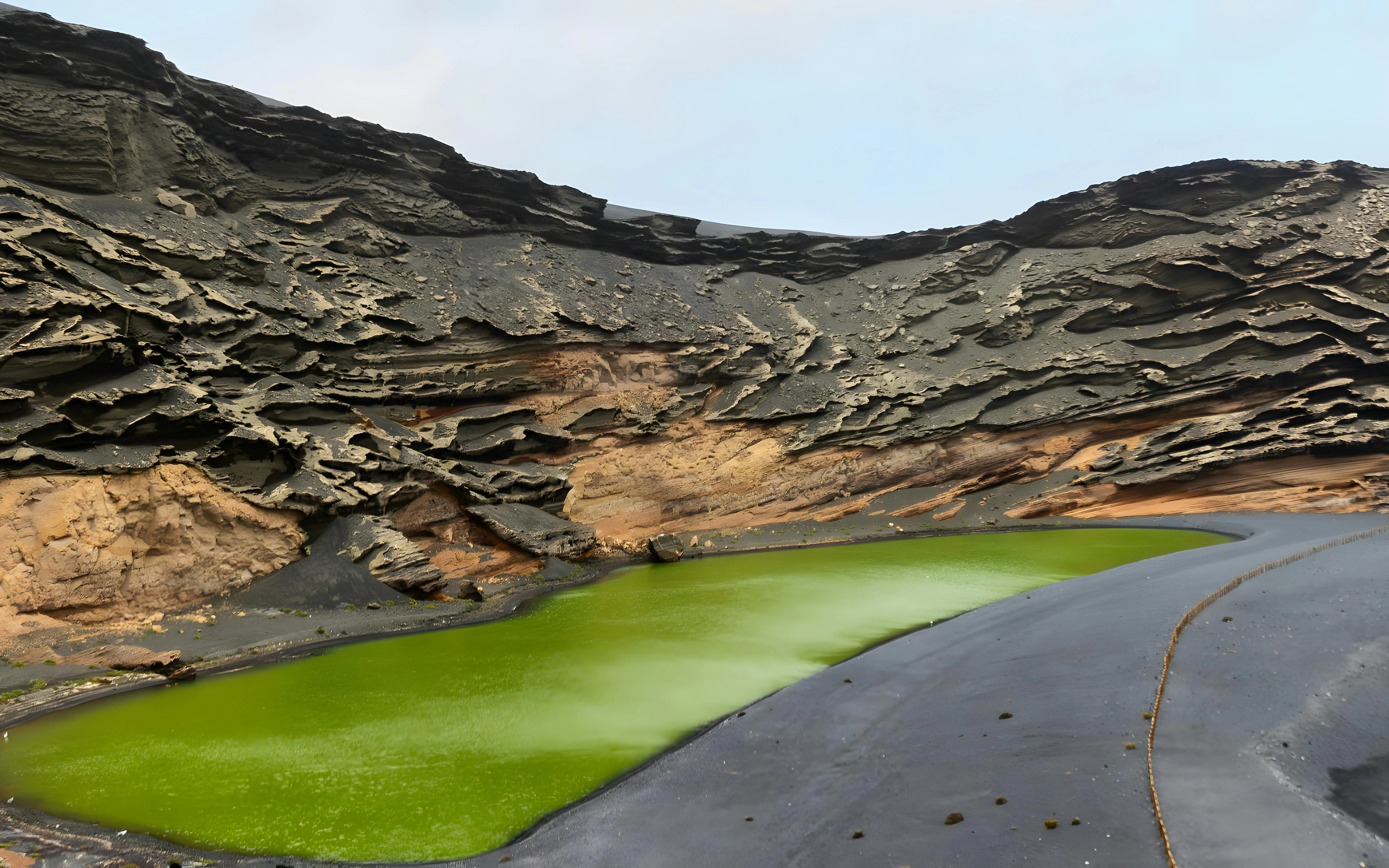 El Golfo green lagoon with volcanic cliffs in Lanzarote, Spain.