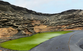 El Golfo green lagoon with volcanic cliffs in Lanzarote, Spain.