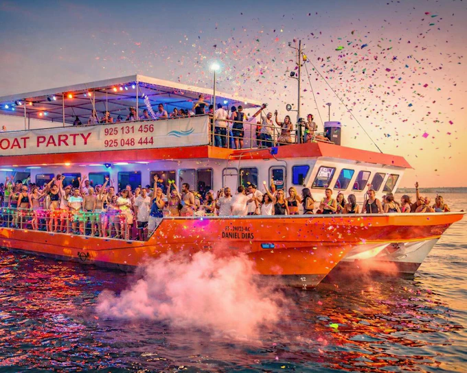 Lisbon: Sunset Boat Party Cruise with DJ and Open Bar (Product 50124)