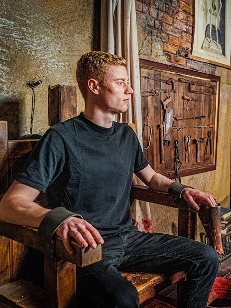Plague doctor scene at Berlin Dungeon with historical medical tools and actors.