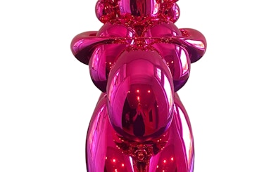 Jeff Koons' pink balloon sculpture at Moco Museum.