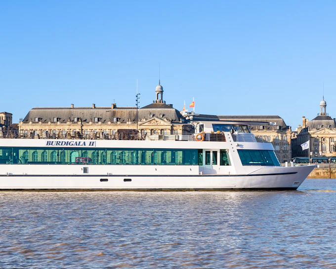 1.5-Hour Bordeaux River Cruise with Wine and Canelé Tasting