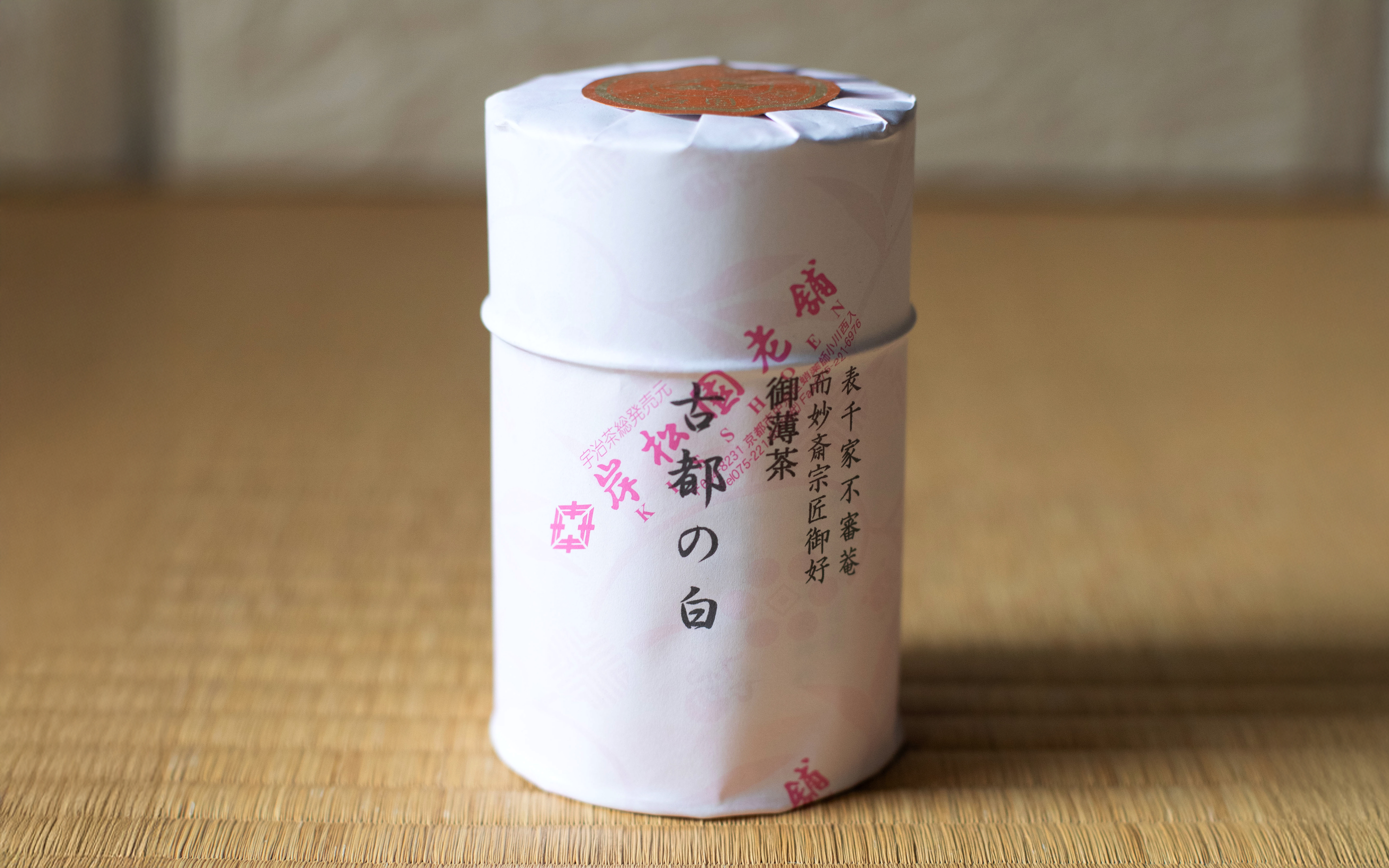 Small round tin of Ippodo Tea's "Kan-no-shiro" on a tatami mat.