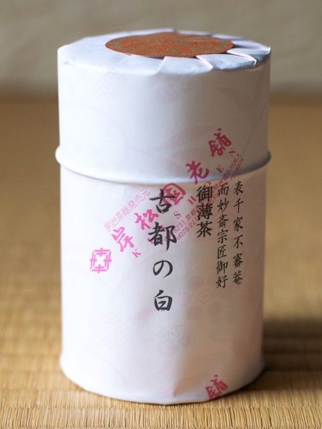 Small round tin of Ippodo Tea's "Kan-no-shiro" on a tatami mat.