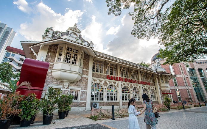 Galeri Kuala Lumpur exterior with visitors, part of Kuala Lumpur, Putrajaya & Batu Caves Private Tour.