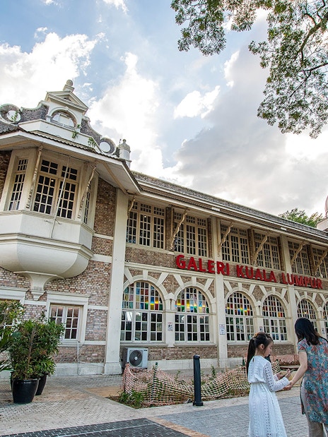 Galeri Kuala Lumpur exterior with visitors, part of Kuala Lumpur, Putrajaya & Batu Caves Private Tour.