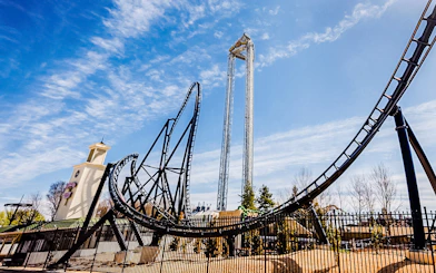 Roller coaster and tower ride at Parque Warner Madrid.