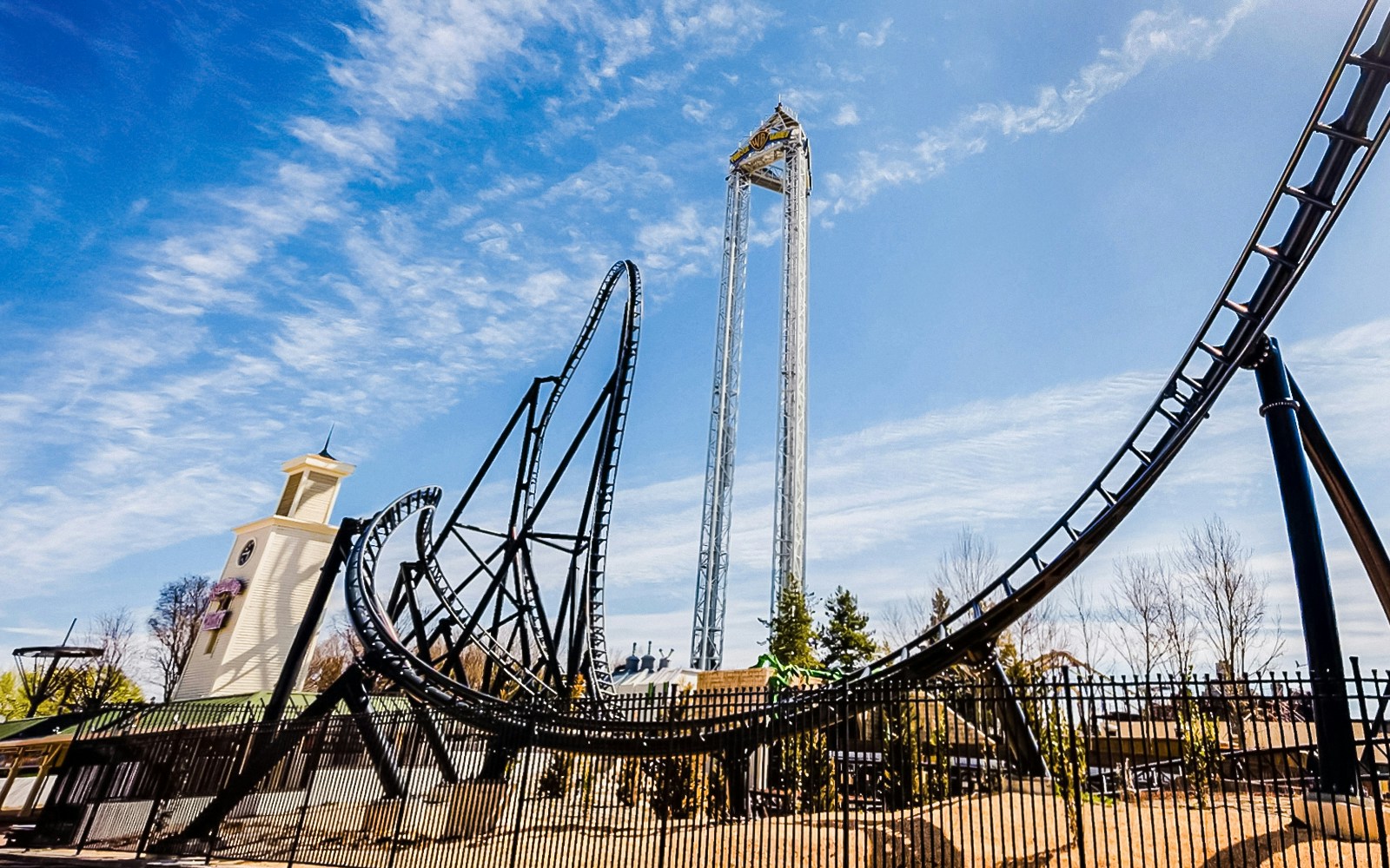Parque Warner Madrid roller coaster with steep drop and loops in action.