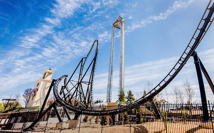 Roller coaster and tower ride at Parque Warner Madrid.