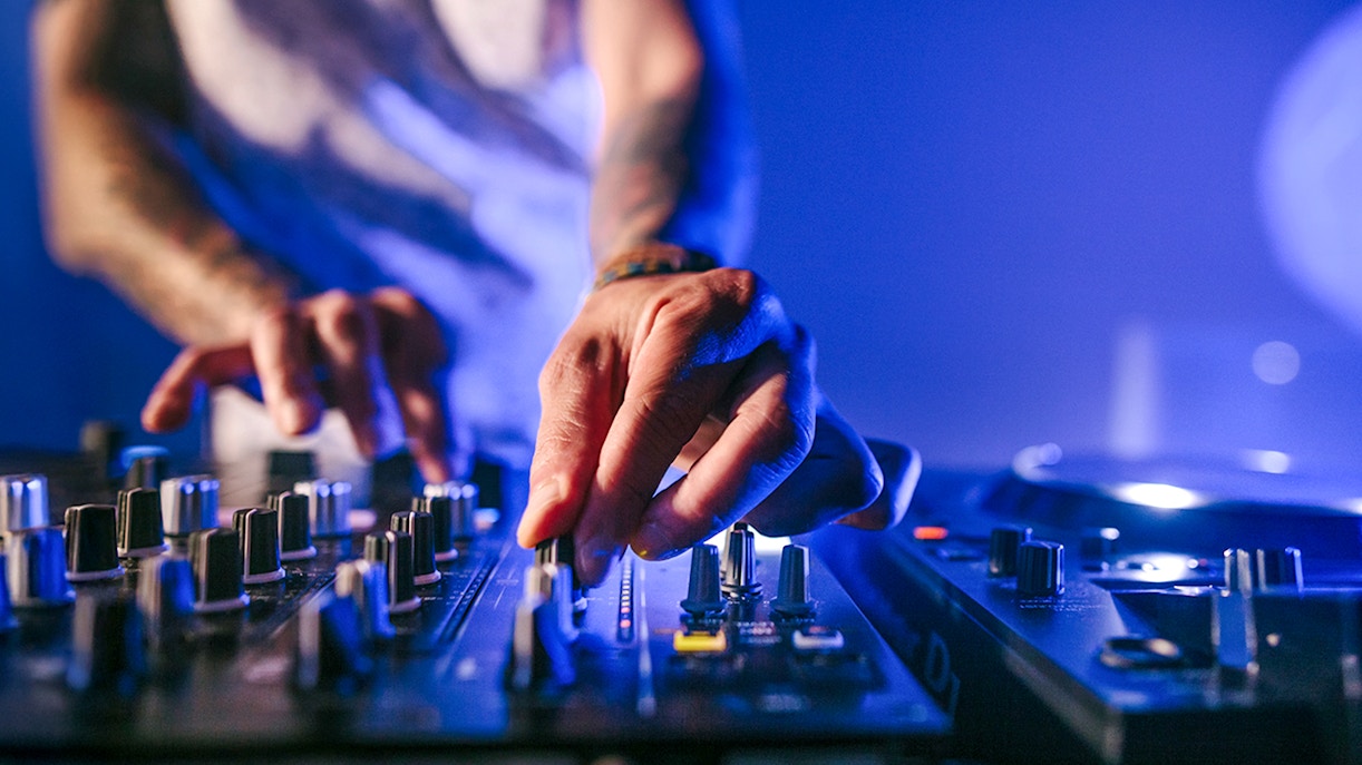 DJ mixing music during Evening Panorama Cruise in Frankfurt.