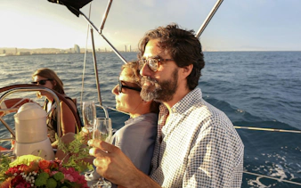 crucero al atardecer en velero en grupo pequeño con bebidas y tapas-6