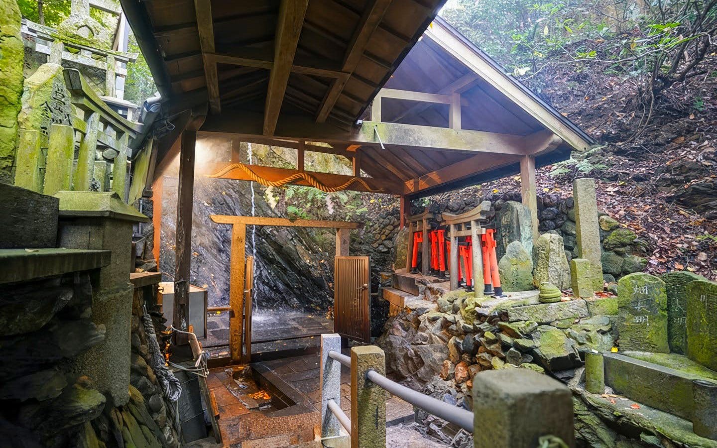 cachoeira escondida de fushimi inari, em kyoto: experiência do ritual sagrado de takigyo-5