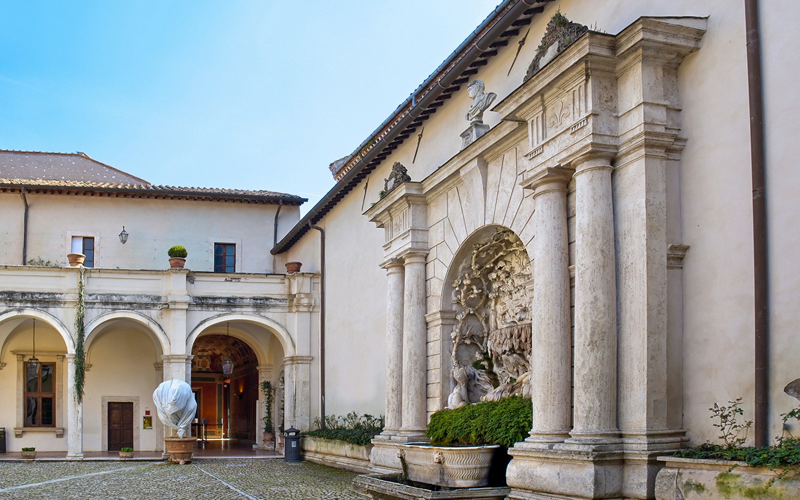 Villa d'Este Courtyard