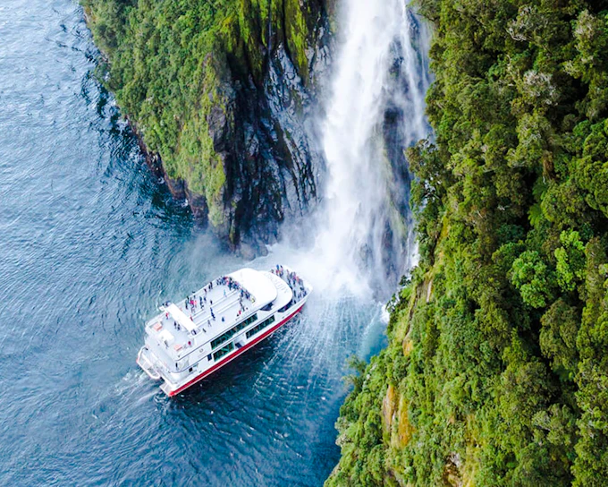 From Queenstown: 4-Hour Milford Sound Helicopter Tour and Cruise
