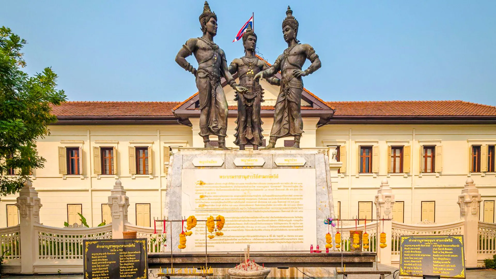 Chiang Mai Wat Phra Singh Small-Group Guided Tour with Thai Costume Rental