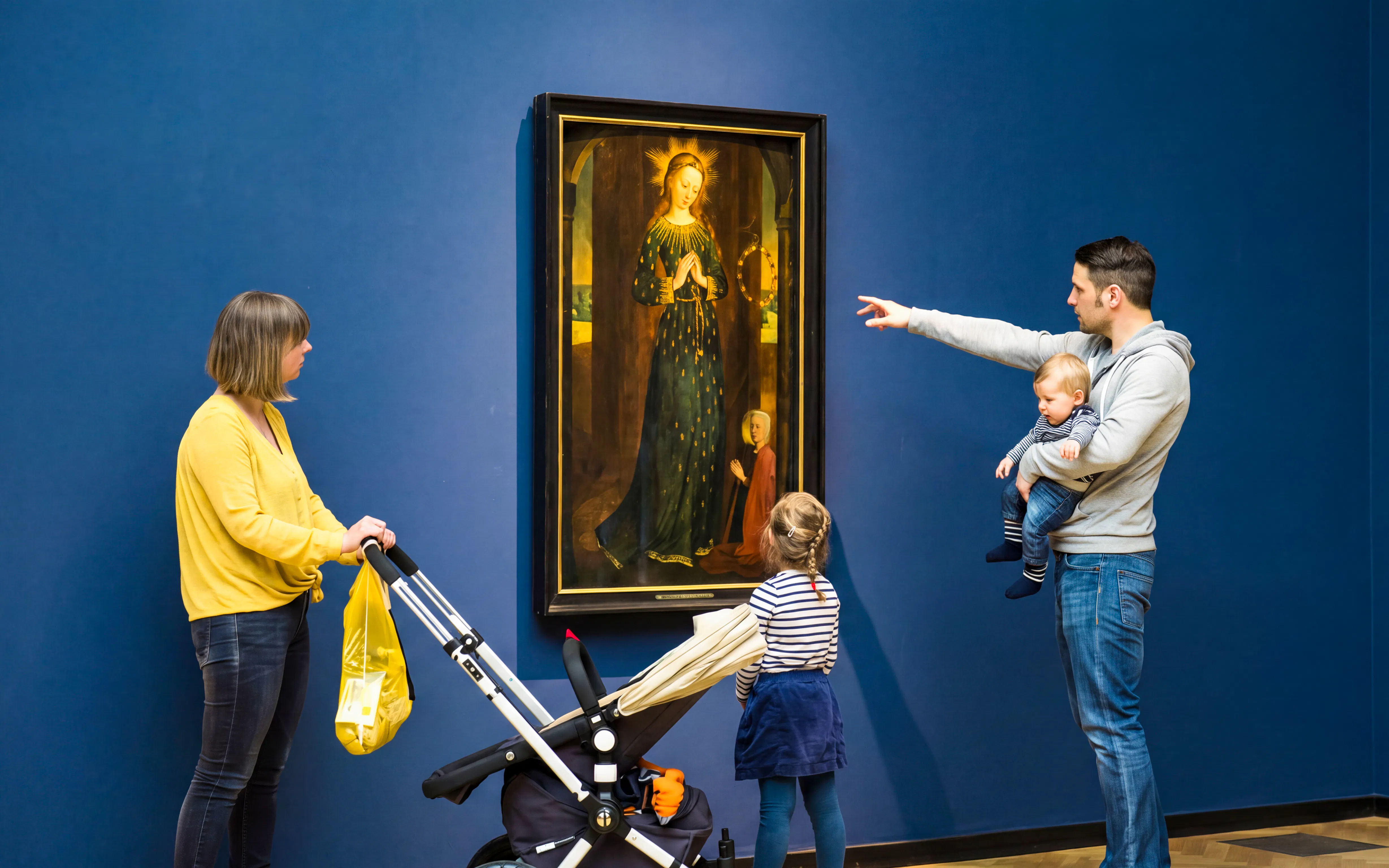 Family viewing artwork at Hamburger Kunsthalle exhibit.