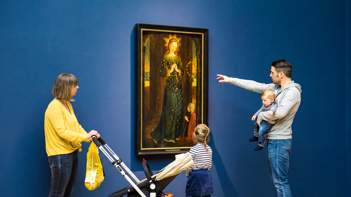 Family viewing artwork at Hamburger Kunsthalle exhibit.