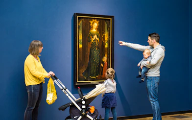 Family viewing artwork at Hamburger Kunsthalle exhibit.