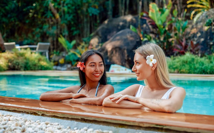 Two women relaxing in the pool at Therme Erding's Tropical Spa & VitalityOasis.