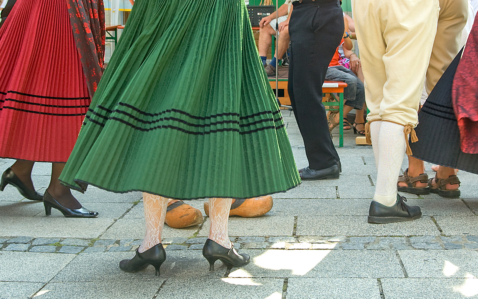 Dançarinos tradicionais apresentando polca em um vibrante festival cultural na Polônia.