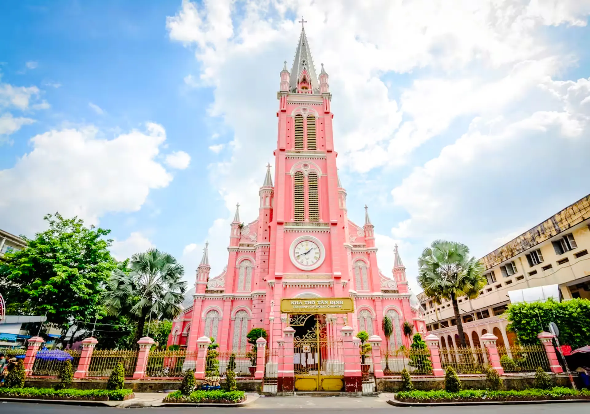 Ho Chi Minh City: Instagramable Teddy Café & Monet Art Tour