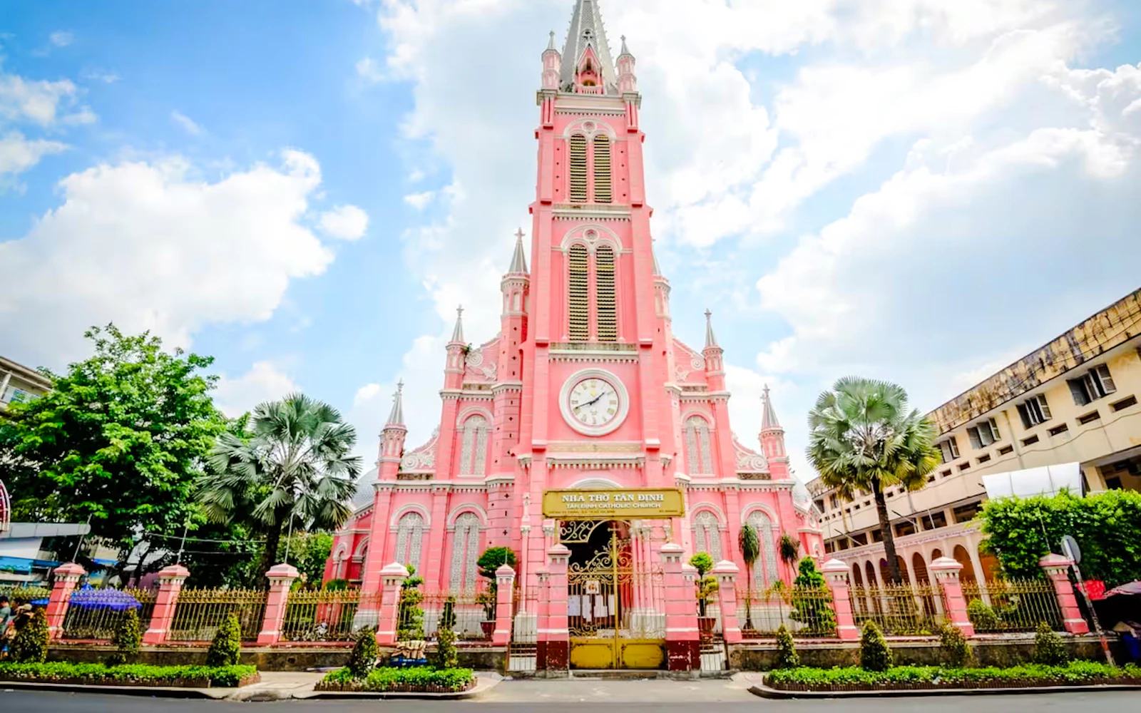 Ho Chi Minh City: Instagramable Teddy Café & Monet Art Tour