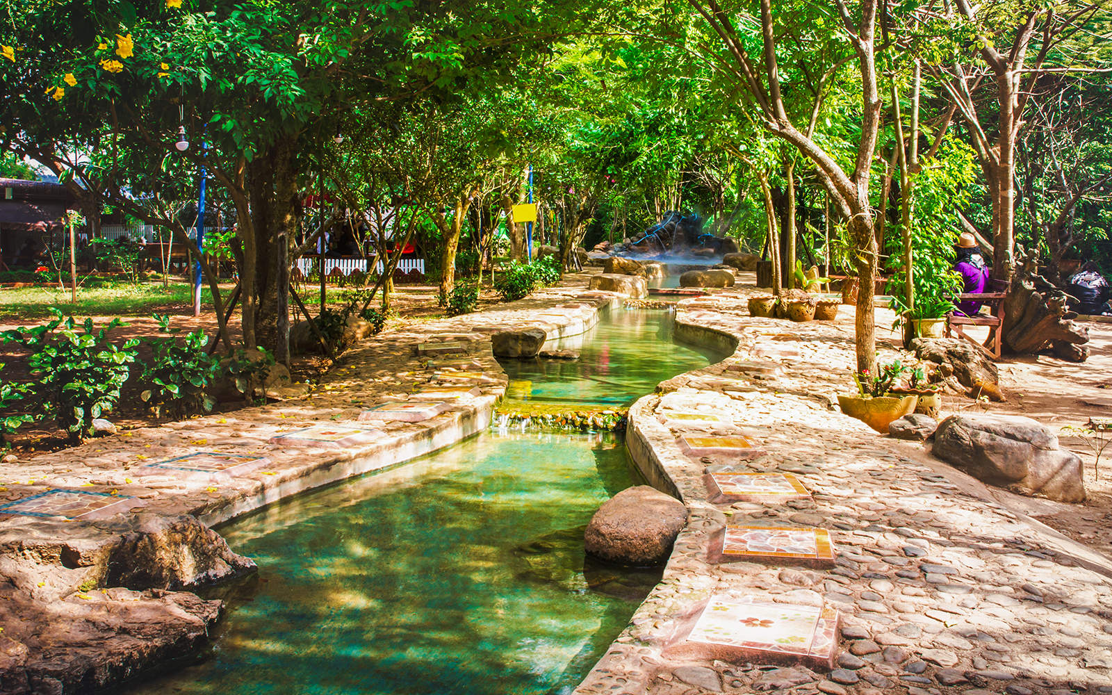 Mae Kachan varma källor