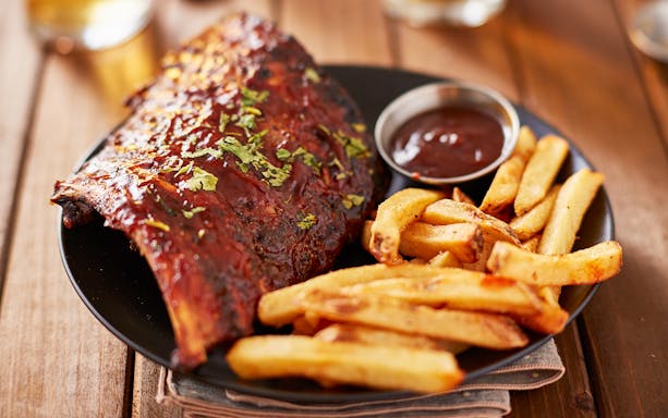 Baby back ribs with fries and sauce at Hard Rock Cafe München.