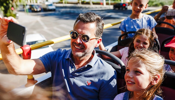 tourists enjoying on HOHO bus tour in seattle