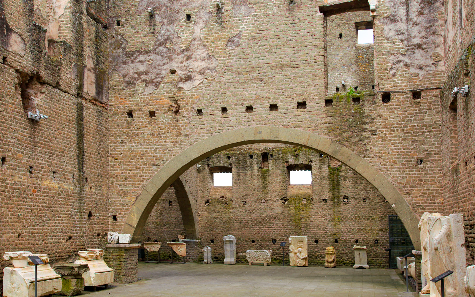 Mausoleo di Cecelia Metella, Appian way