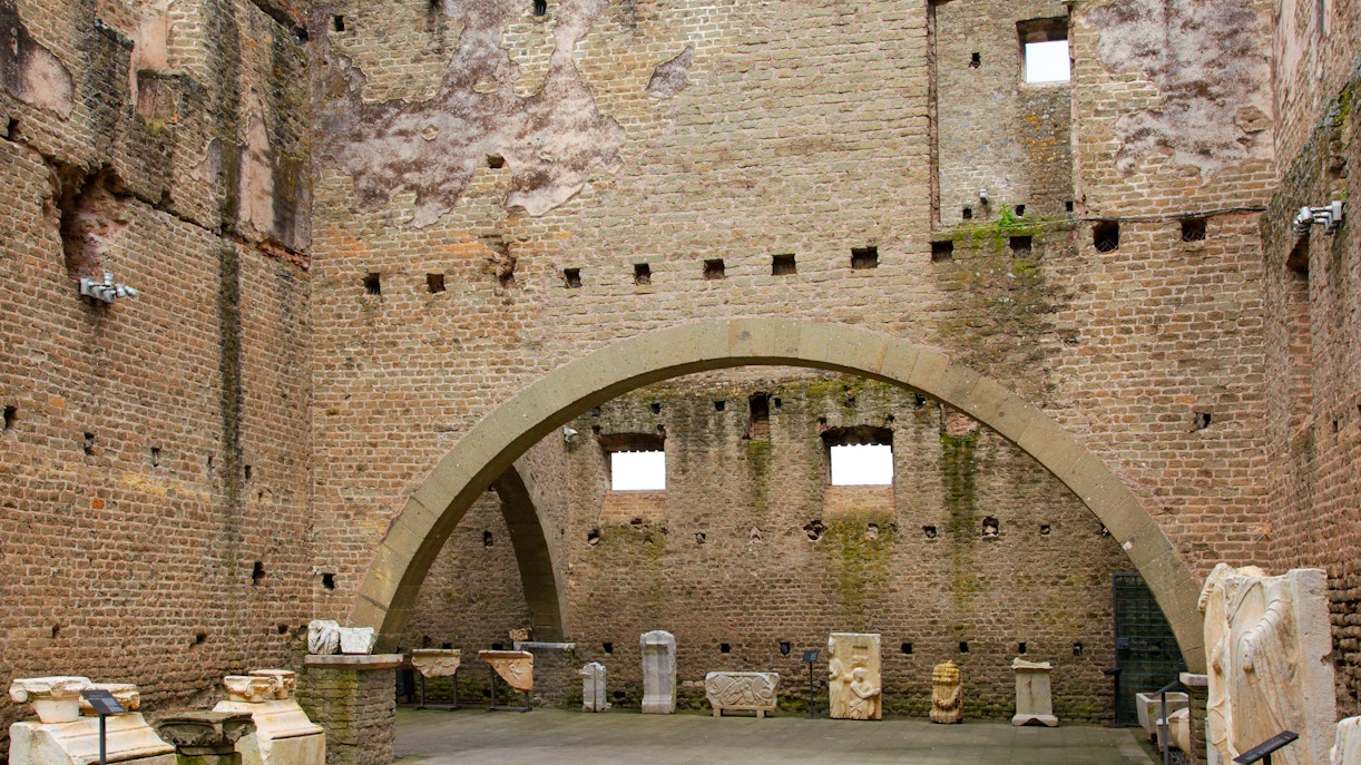 Mausoleo di Cecelia Metella, Appian way