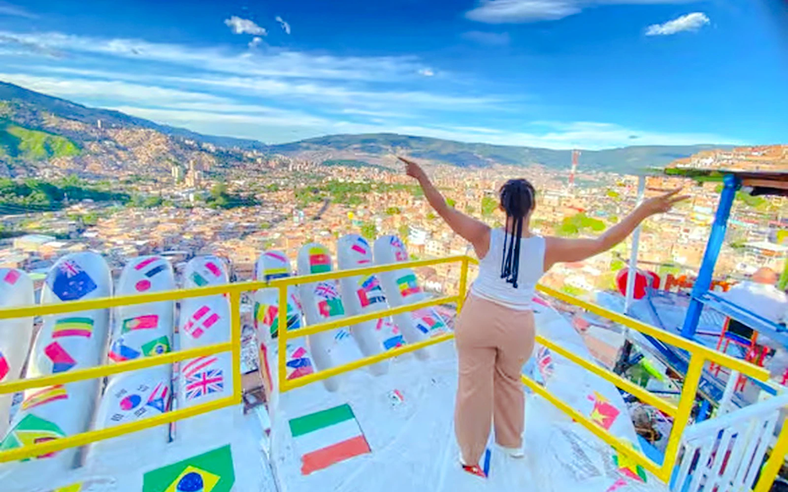 Medellín Comuna 13 Graffiti Walking Tour with Street Food Tastings and Cable Car (Product 53654)
