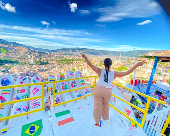 Medellín Comuna 13 Graffiti Walking Tour with Street Food Tastings and Cable Car (Product 53654)