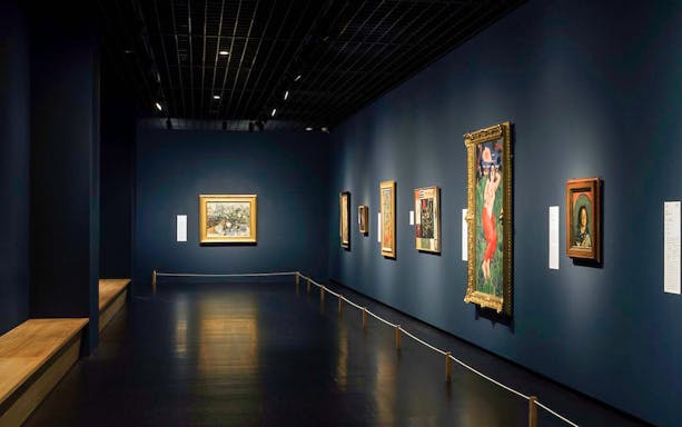 Exhibit hall at The National Museum of Modern Art, Tokyo displaying various paintings.