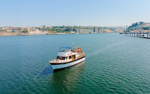 cruzeiro em iate de luxo no rio douro com degustação de vinho do porto e chocolates-2